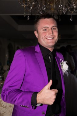 Mutlu adam işaret veriyor.