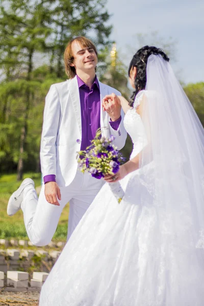Frisch verheiratete Paare tanzen auf dem Feld. Außenporträt der Braut — Stockfoto
