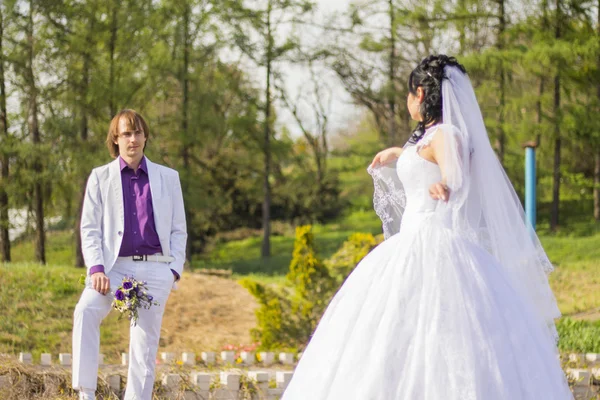 Eleganckie oblubienicy i pozowanie razem na zewnątrz na da ślubu pary młodej — Zdjęcie stockowe