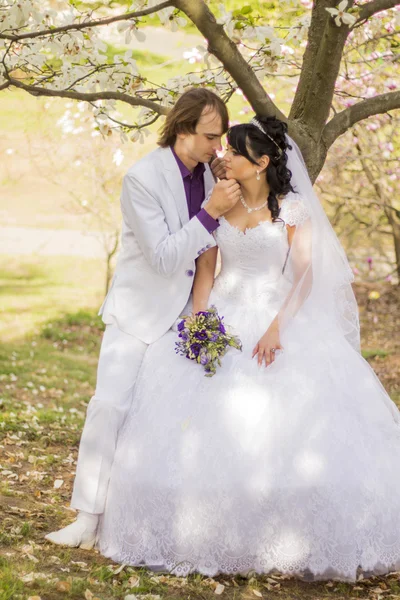 Sposa e sposo con un mazzo di baci sulla natura — Foto Stock