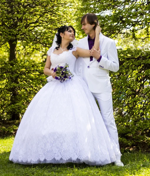 Noiva elegante e noivo posando juntos ao ar livre em um casamento da — Fotografia de Stock