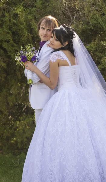Felice giovane sposa e sposo il giorno del loro matrimonio — Foto Stock