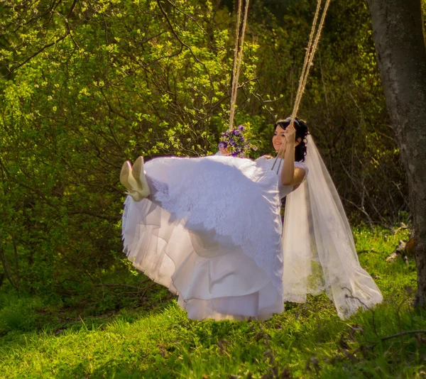 Retrato de uma noiva bonita em vestido de noiva branco sentado em — Fotografia de Stock
