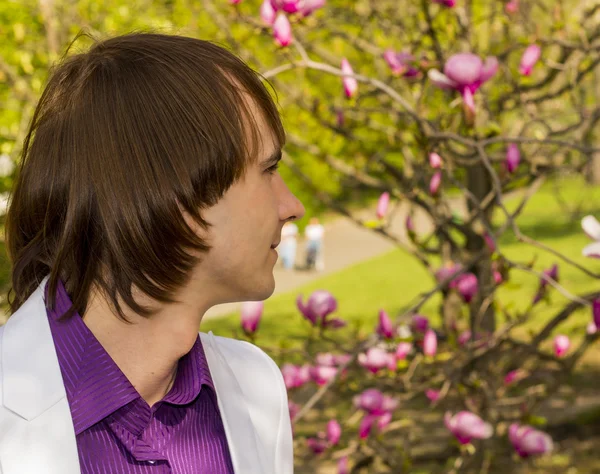 Chico en el parque un traje blanco y camisa púrpura —  Fotos de Stock