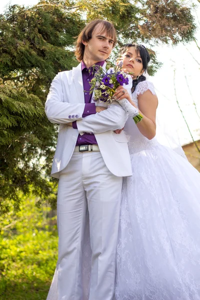 Elegante novia y novio posando juntos al aire libre en una boda da —  Fotos de Stock