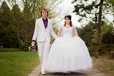 mutlu gelin ve Damat Düğün yürüyüşte gölgeli arka sokakta