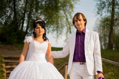 mutlu yeni evli çift ayakta küçük köprü