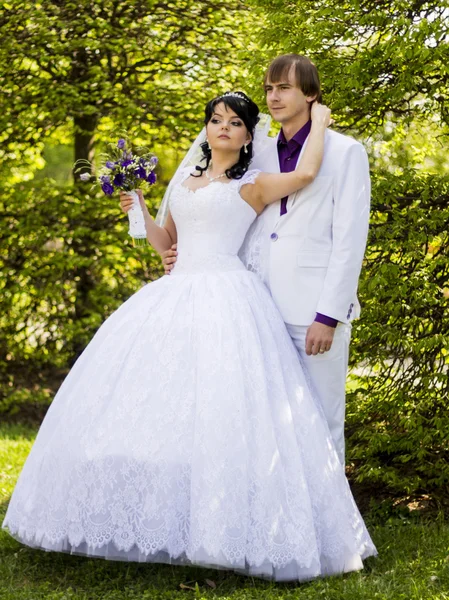 Noiva elegante e noivo posando juntos ao ar livre em um casamento da — Fotografia de Stock