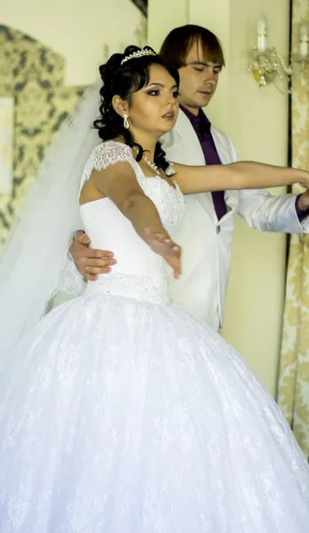 Novia y novio bailando el primer baile en el día de su boda —  Fotos de Stock