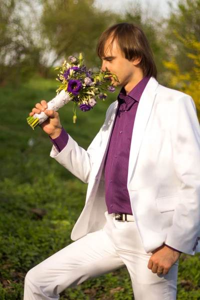 Hombre oliendo una flor —  Fotos de Stock