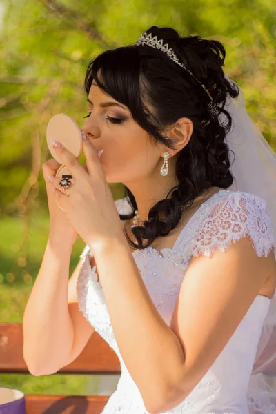 Young bride is doing makeup — Stock Photo, Image