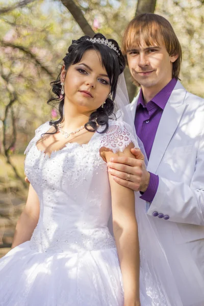 Gelukkig jonge bruid en bruidegom op hun trouwdag — Stockfoto