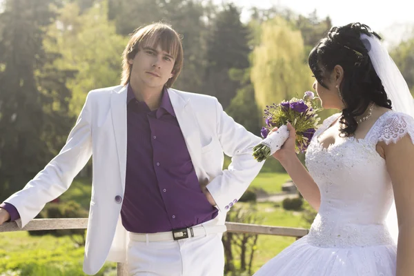 Elegante novia y novio posando juntos al aire libre en una boda da —  Fotos de Stock