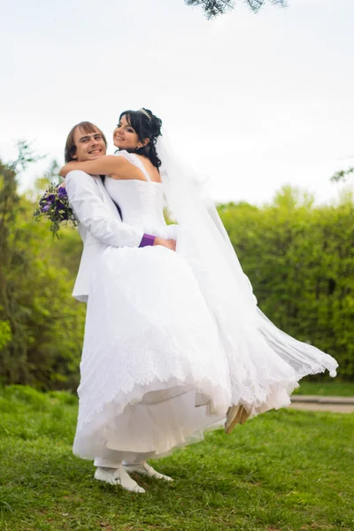 Novia y novio en un parque. vestido de novia. Ramo de boda nupcial —  Fotos de Stock