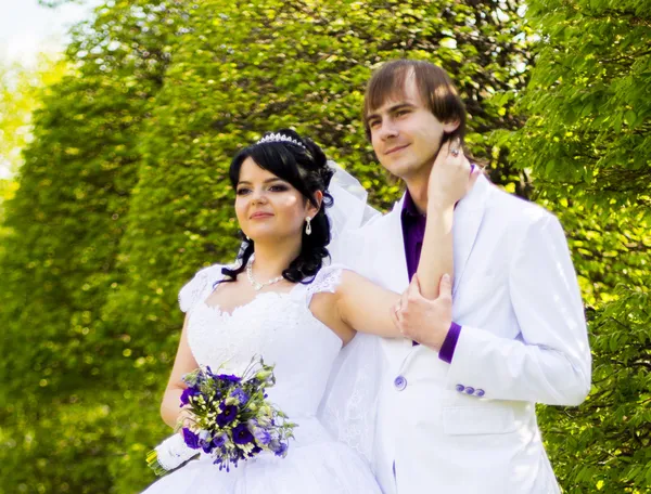 Elegant bride and groom posing together outdoors on a wedding da — Stock Photo, Image