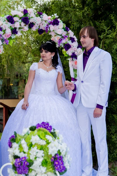 Mooie bruiloft bruid en bruidegom — Stockfoto