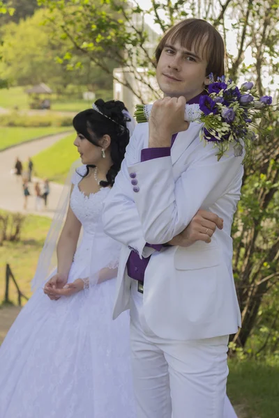 Groom with a bouquet — Stock Photo, Image