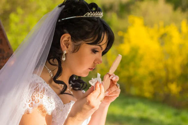 Young bride is doing makeup — Stock Photo, Image