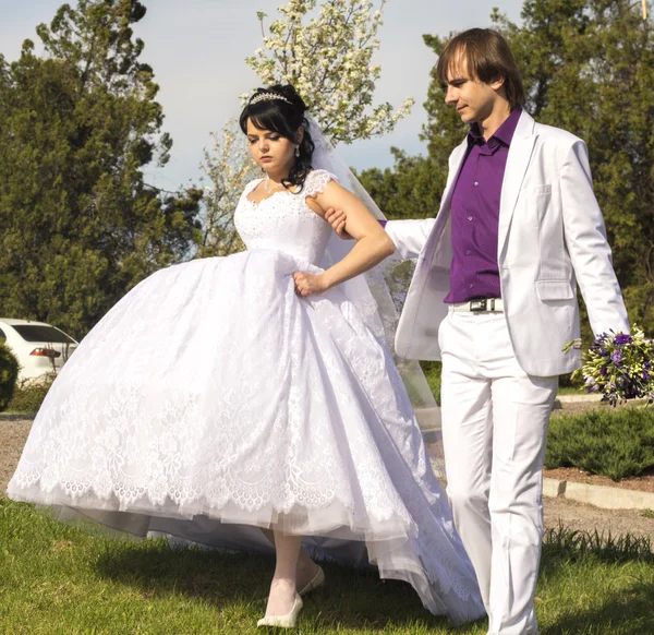 Couple in love bride and groom together in wedding summer — Stock Photo, Image