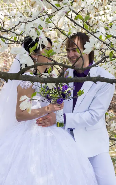 행복 한 젊은 신부 및 그들의 결혼 날에 신랑 — 스톡 사진