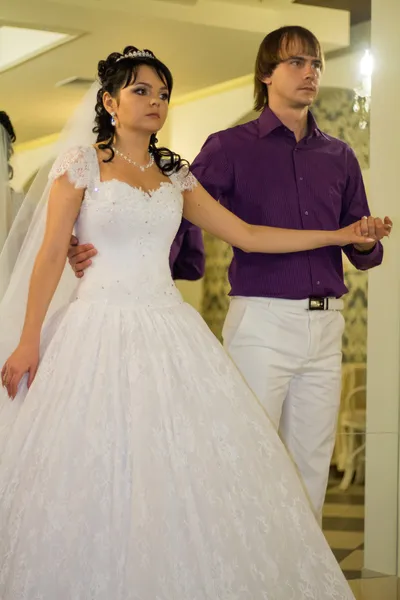 花嫁および新郎の結婚式の日に最初のダンスを踊る — ストック写真