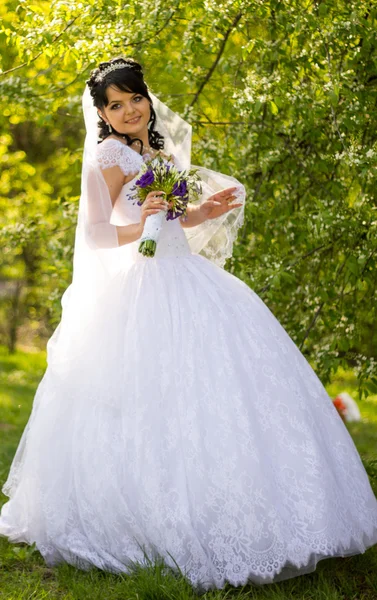 Hermosa novia posando en su día de boda —  Fotos de Stock