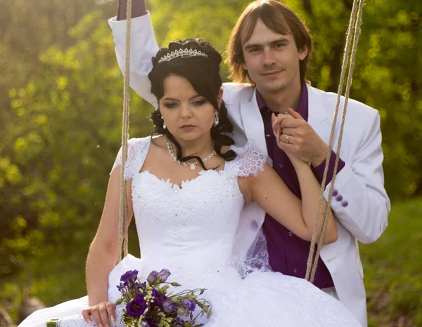花嫁と花婿、スイングでスイング — ストック写真