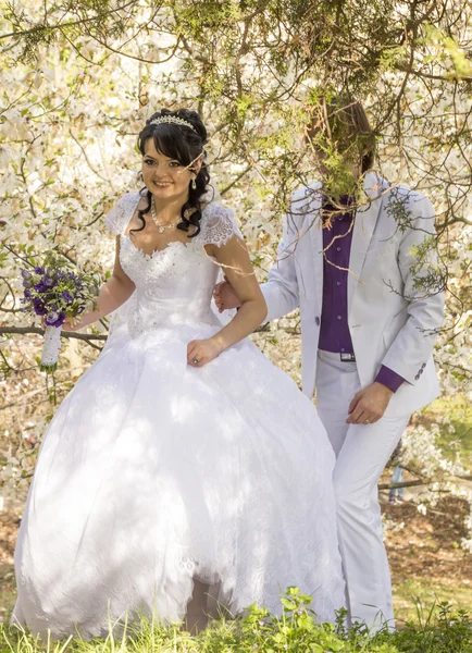 Feliz jovem noiva e noivo em seu dia do casamento — Fotografia de Stock