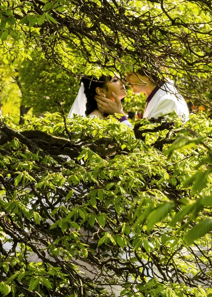 Romantische kus bruid en bruidegom op wedding wandeling — Stockfoto