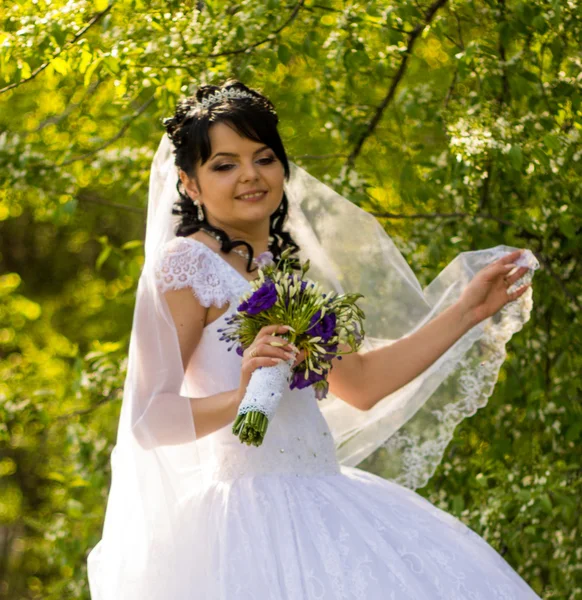 Vacker brud poserar på sin bröllopsdag — Stockfoto