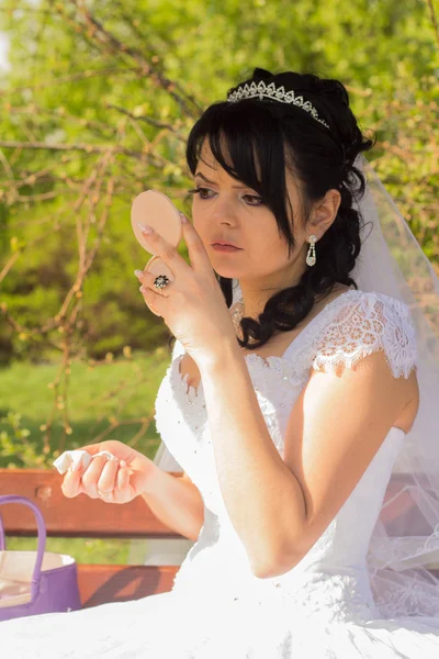 Young bride is doing makeup — Stock Photo, Image