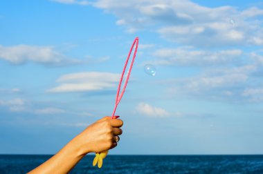 Mavi Gökyüzüne Karşı Renkli Sabun Baloncukları