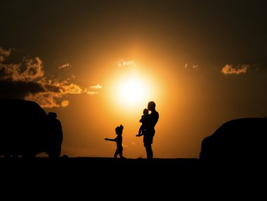 Üç Kişilik, mutlu bir aile kutlamak dışında gün batımı, silhou