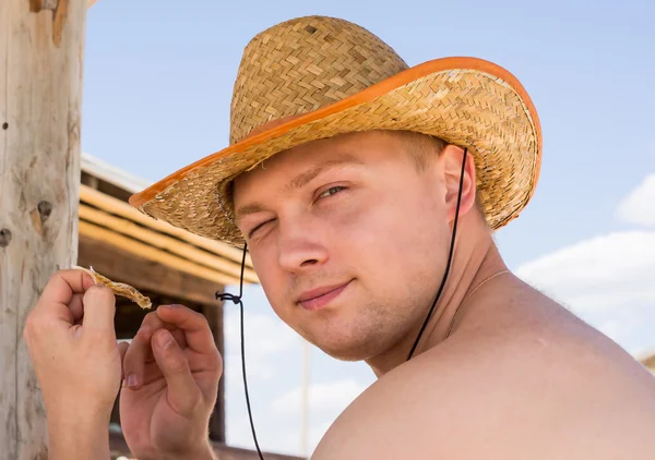 Молодой человек в соломенной шляпе — стоковое фото