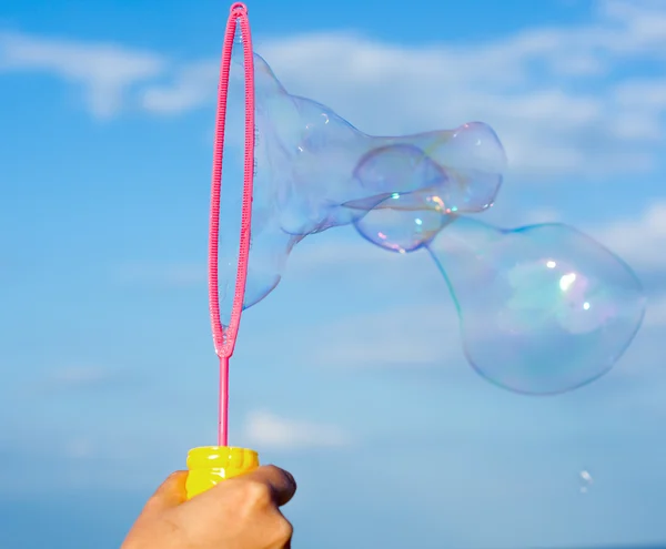 Kleurrijke zeepbellen tegen Blue Sky achtergrond — Stockfoto