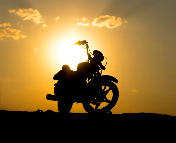 Silhouette of a motorcycl on a background of dark sky — Stock Photo, Image