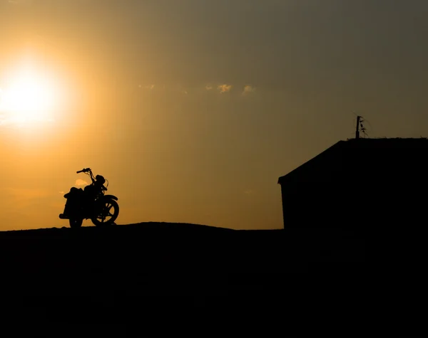 Motorcycle silhouette against the sunset — Stock Photo, Image