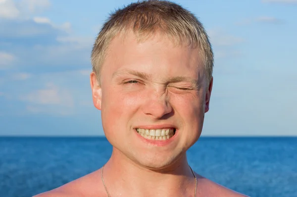 The young man closed his eyes and ulybaetsya on the beach — Stock Photo, Image