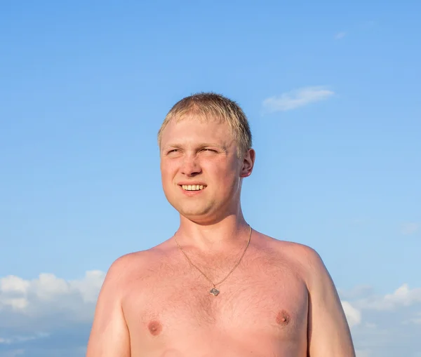 Looking into the distance the guy on the beach — Stock Photo, Image