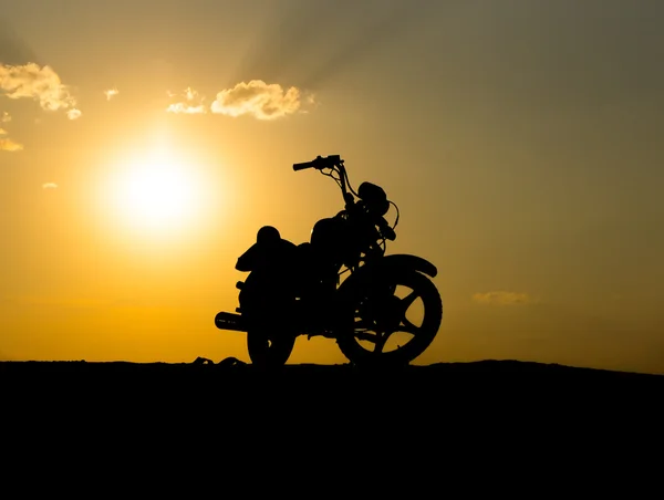 karanlık gökyüzü arka plan üzerinde motorcycl silueti