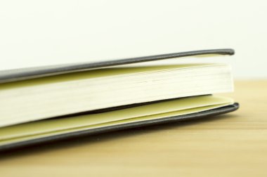 Masa üzerinde kitap açık