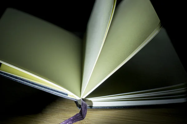 Open book on desk — Stock Photo, Image