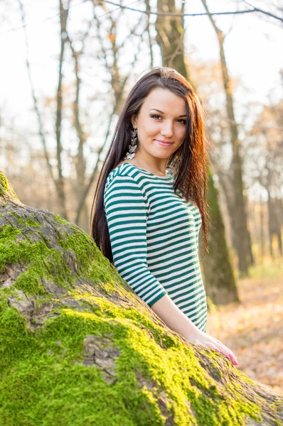 Mujer bonita joven en el parque de otoño — Foto de Stock