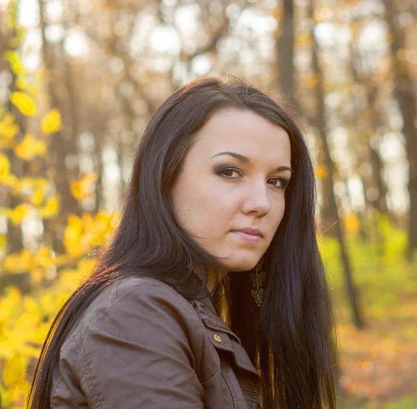 Junge hübsche Frau im Herbstpark — Stockfoto