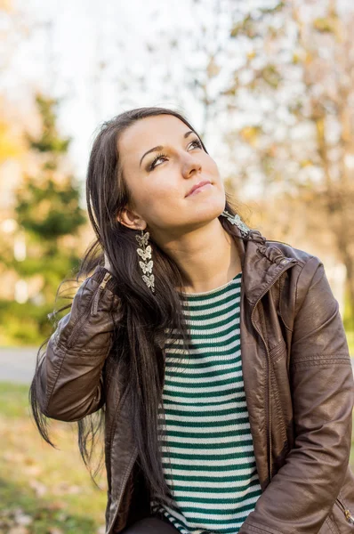 Молодая красивая женщина в осеннем парке — стоковое фото
