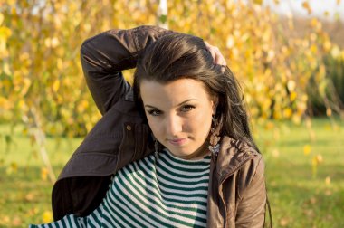 sonbahar parkta yere koyan genç kadın