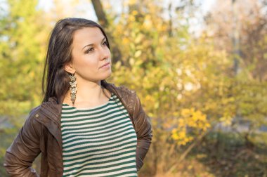 sonbahar Park genç güzel kadın