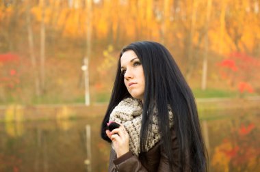 sonbahar Park genç güzel kadın