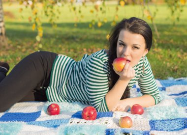 sonbahar kadını mutlu açık havada, gülümseyen güzel kadın aut holding