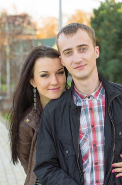 Genç çift dışarıda.